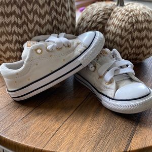 Little girls converse